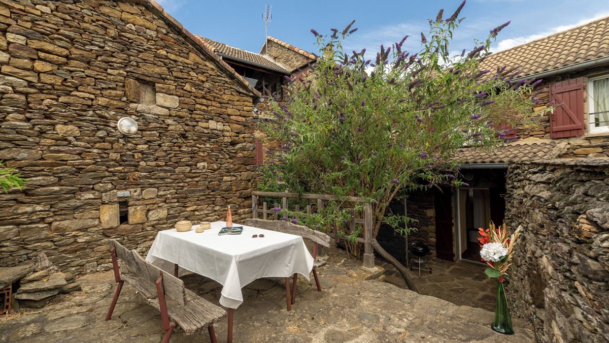 Gravieres House | Holiday Home 'La Grange' with Mountain View, Shared Pool and Air Conditioning