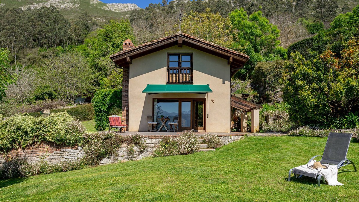 Cueli House | Holiday Home 'La Llosa Del Valle' with Mountain View, Private Terrace and Private Garden