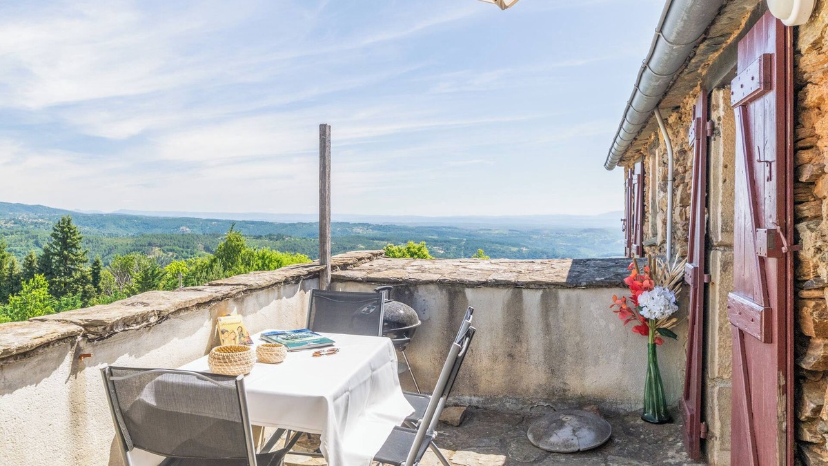 Gravieres Cottage | Holiday Home 'La Magnannerie' with Mountain View, Shared Pool and Air Conditioning