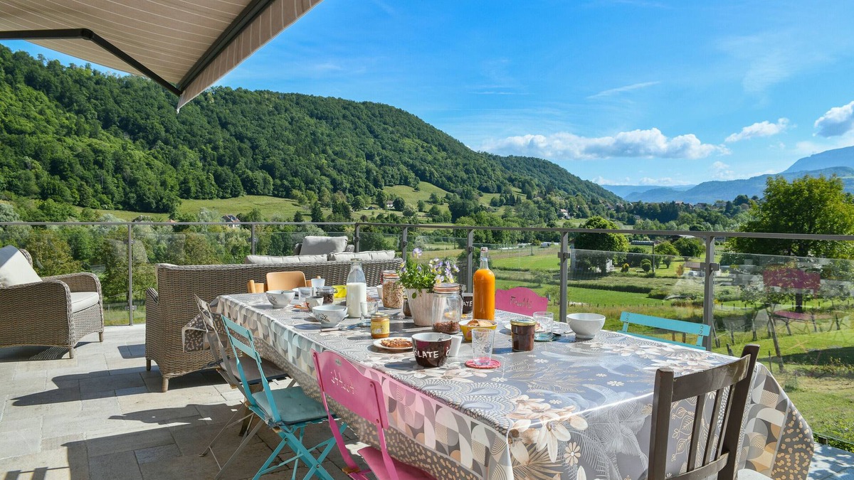 Saint-Bueil House | Holiday Home 'La Maison Dauphinoise' with Mountain View, Wi-Fi and Air Conditioning