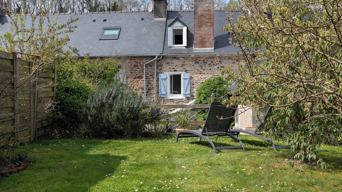 Pontrieux House | Holiday Home 'La Maison De Pêcheur Chez Alice' with Private Terrace, Private Garden and Wi-Fi