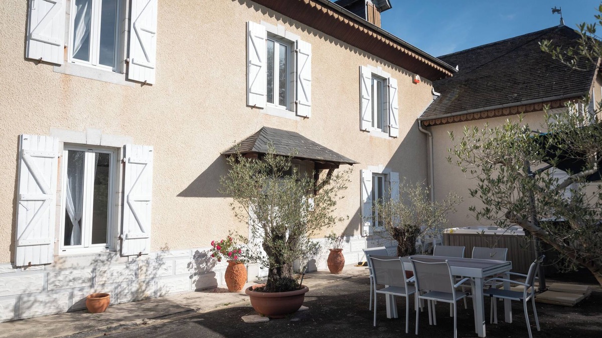 Ledeuix House | Holiday Home 'La Maison Du Soleil Avec Bain à Remous 6p' with Terrace and Air Conditioning