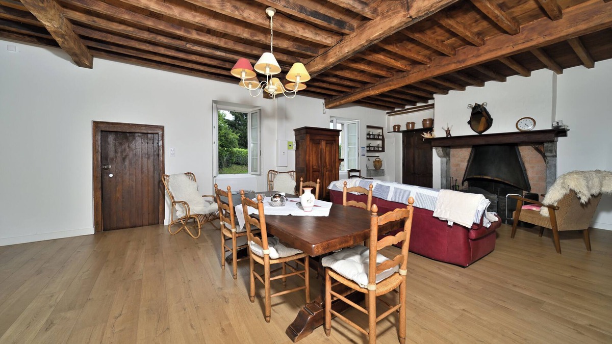 Mauvezin House | Holiday Home 'La Maison Bayle' with Mountain View, Private Garden and Wi-Fi