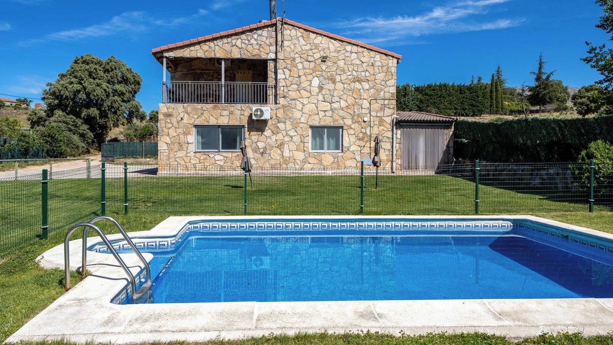 Burgohondo House | Holiday Home 'La Nave De Gredos' with Mountain View, Pool and Air Conditioning