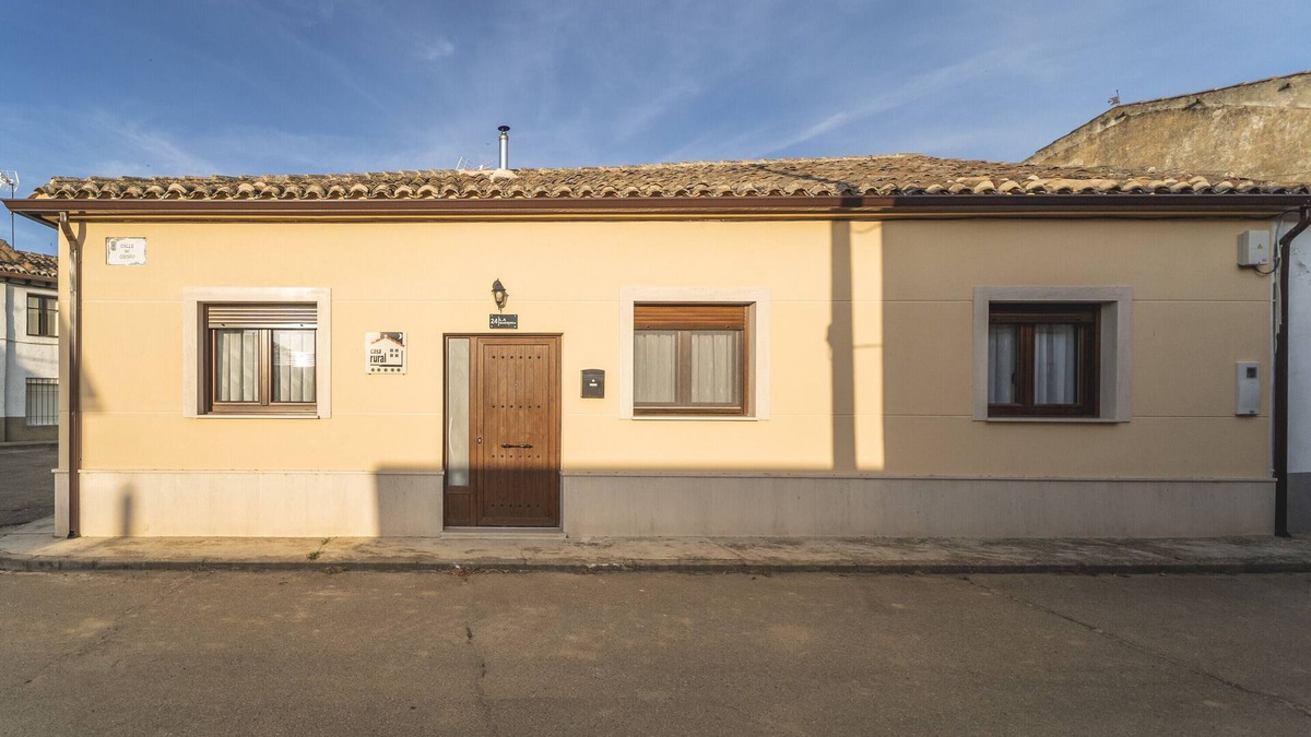 Villaherreros House | Holiday Home 'La Quesería' with Mountain View, Shared Terrace and Wi-Fi
