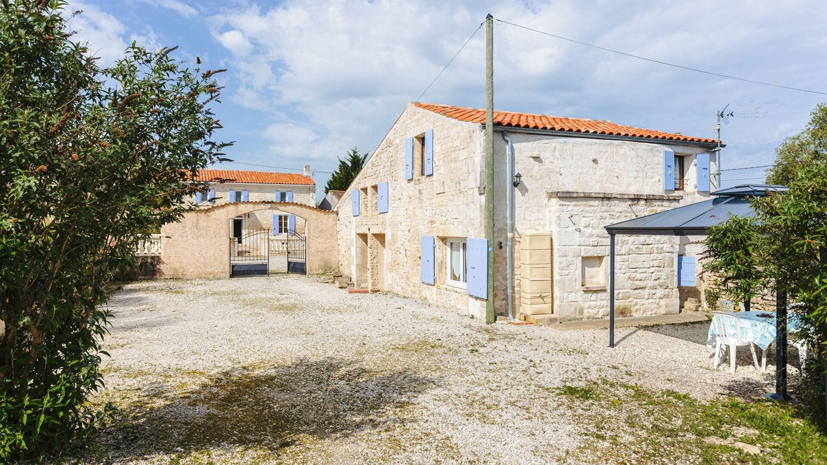 Romegoux House | Holiday Home 'La Rétaise' with Private Terrace and Private Garden