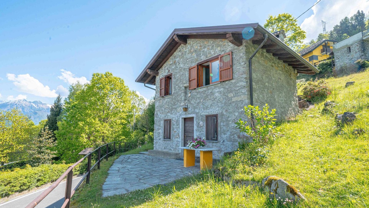Morbegno House | Holiday Home 'La Rosa Bianca' with Mountain View, Private Terrace and Wi-Fi