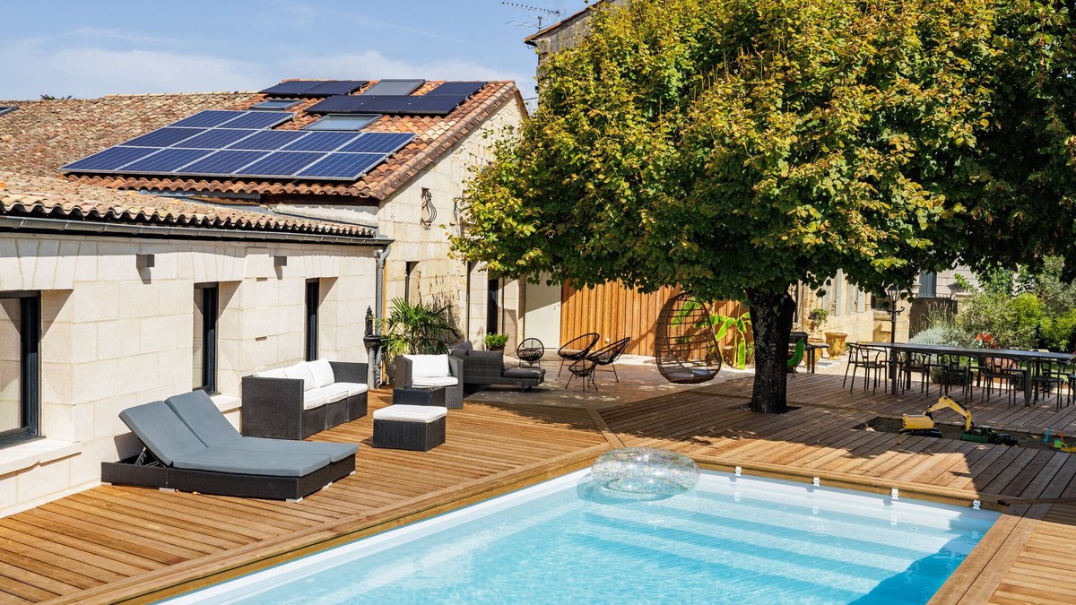 Montagne House | Holiday Home 'La Suite - Balnéo Privative' with Shared Pool, Wi-Fi and Air Conditioning