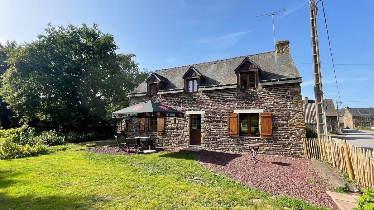 Trehorenteuc House | Holiday Home 'La Table Carrée - Brocéliande' with Private Terrace, Private Garden and Wi-Fi