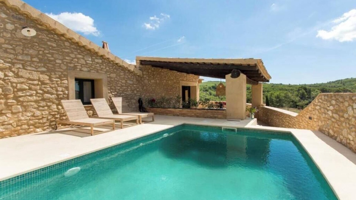 Viladellops House | Holiday Home 'La Torre, Viñedo Sitges' with Mountain View, Wi-Fi and Air Conditioning