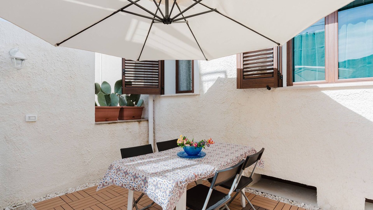 Partanna House | Holiday Home 'La Vanedda' with Private Terrace, Wi-Fi and Air Conditioning