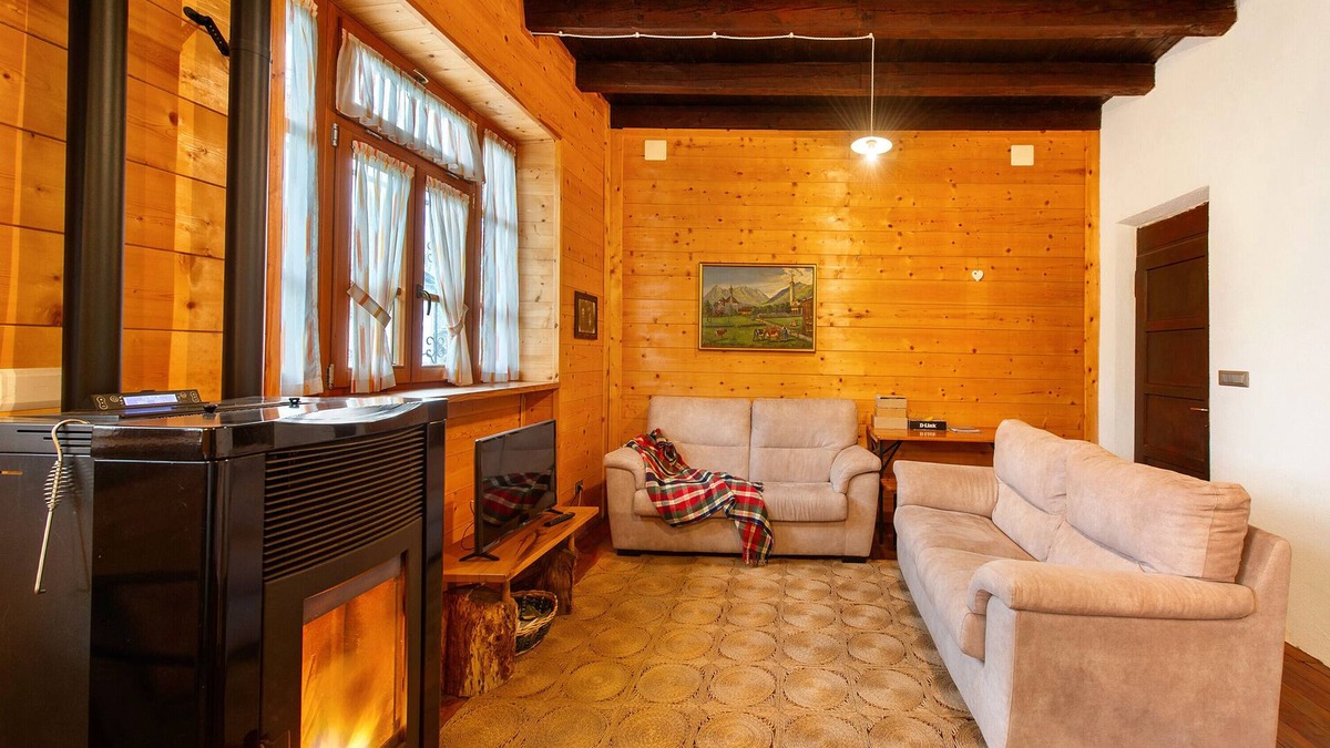 Montjovet House | Holiday Home La vieille école
