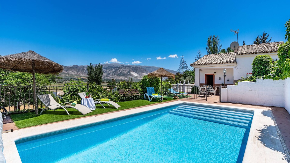 Padul House | Holiday Home 'Ladera De Los Molinos' with Mountain View, Pool, Garden & Wi-Fi