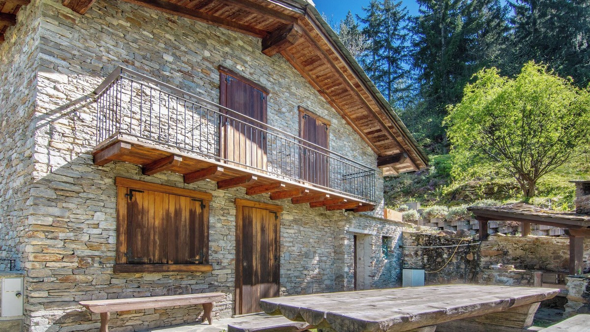 Cosio Valtellino House | Holiday Home 'Lake and Mountain Holiday' with Mountain View, Private Garden and Wi-Fi