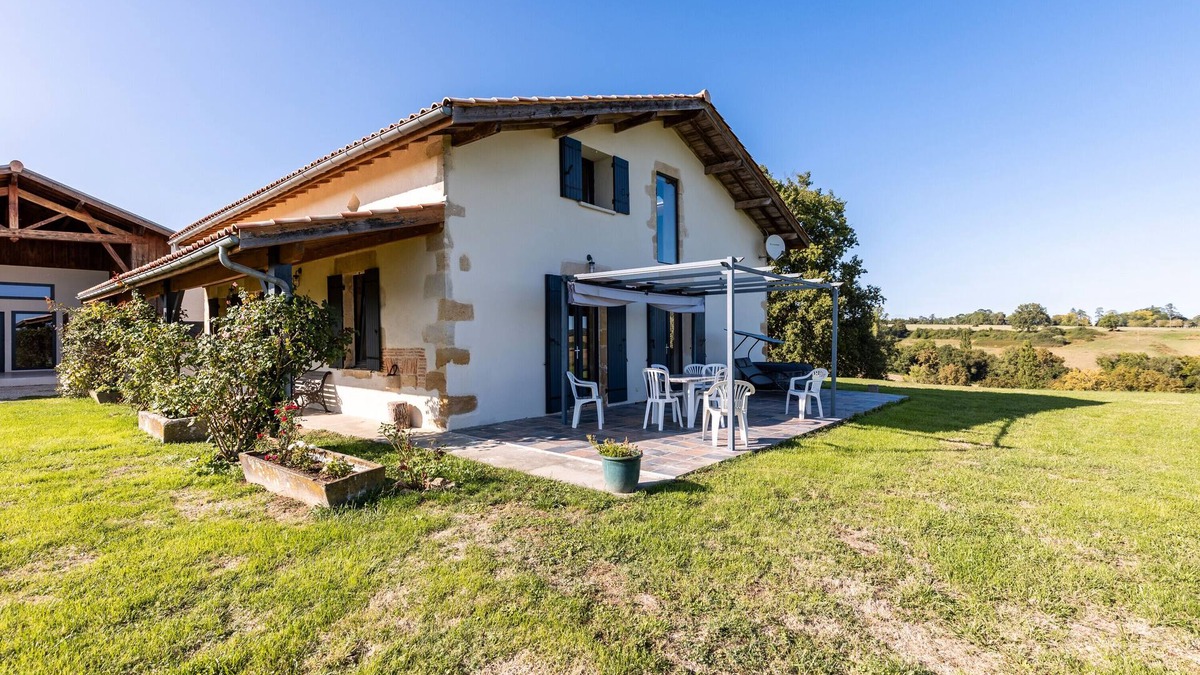 Bazas House | Holiday Home 'Le Basque' with Shared Pool, Private Terrace and Wi-Fi
