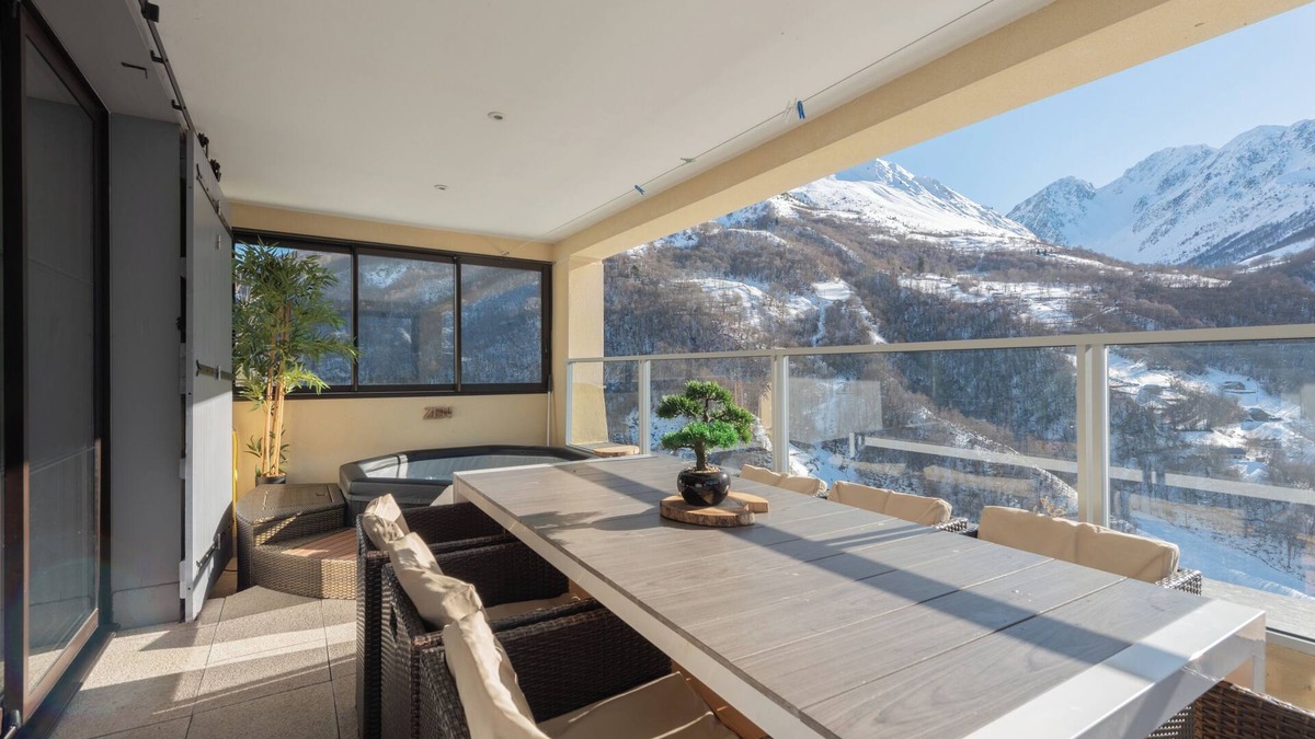 Sers House | Holiday Home 'Le Chalet Des Retrouvailles' with Mountain View, Wi-Fi and Air Conditioning