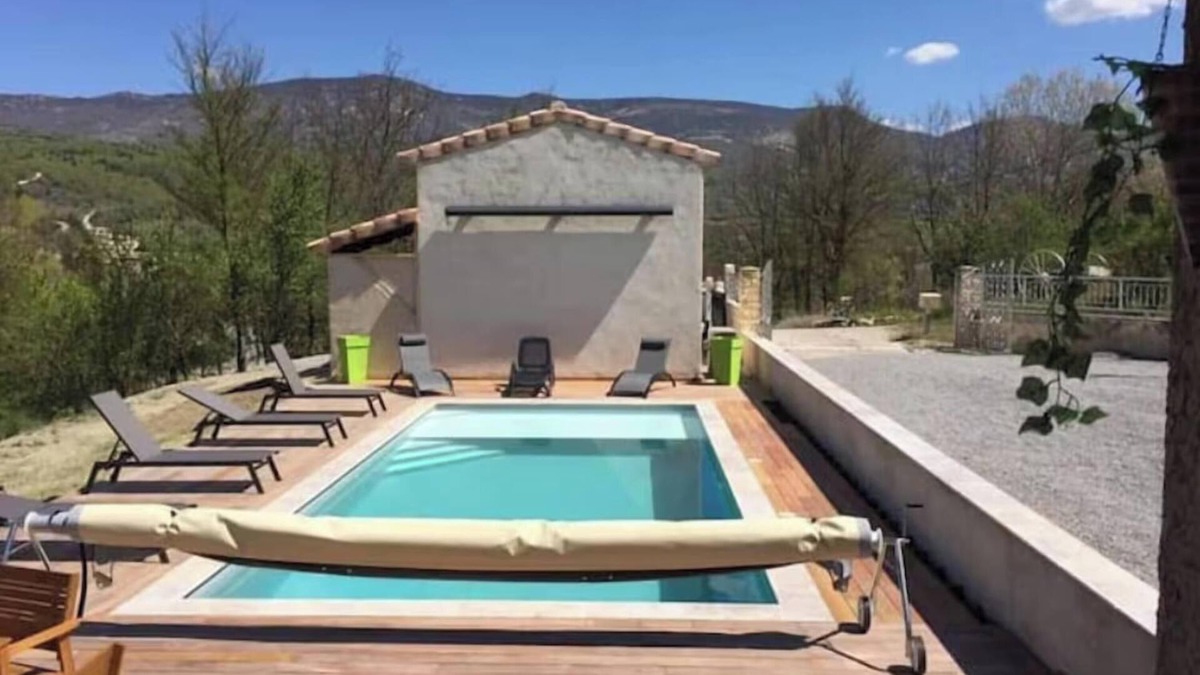 Sainte-Jalle House | Holiday Home 'Le Cigalou - Drôme Provencale' with Mountain View, Shared Pool and Wi-Fi