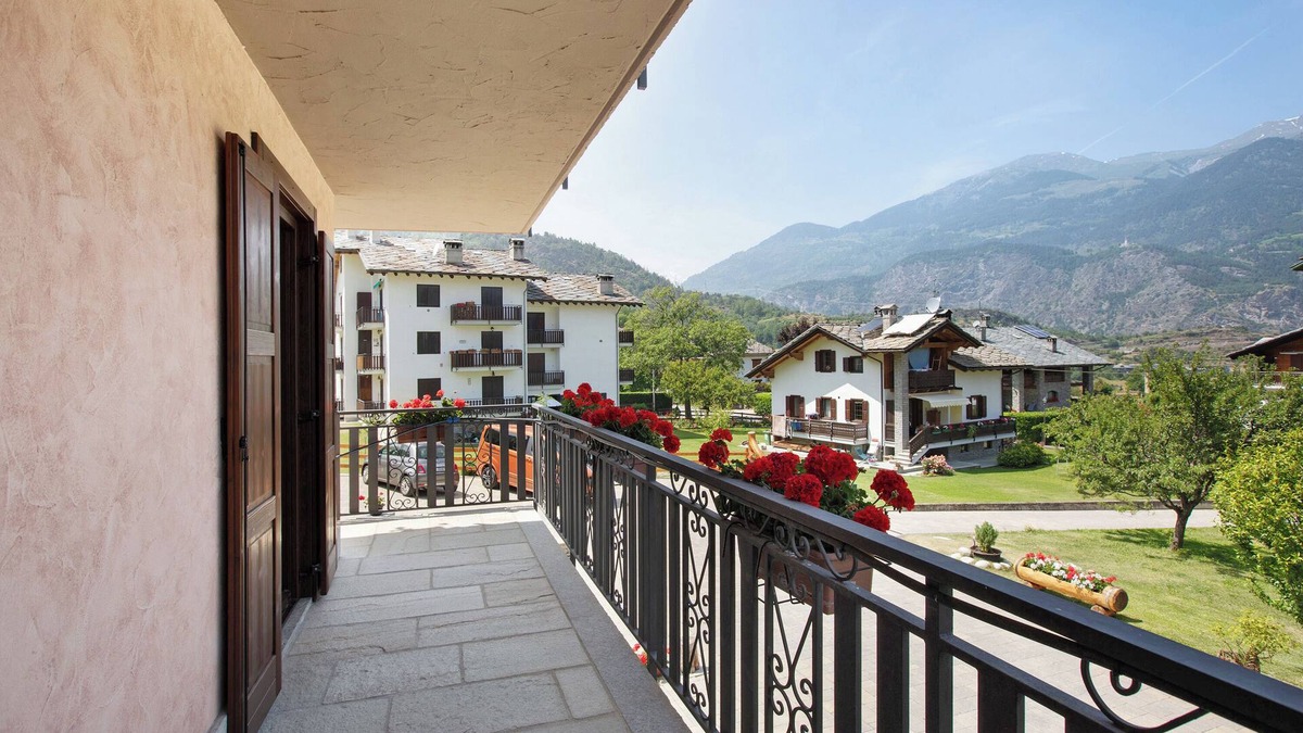 Plan D'introd House | Holiday Home 'Le Cré Appartamento 5' with Mountain View, Shared Garden and Wi-Fi