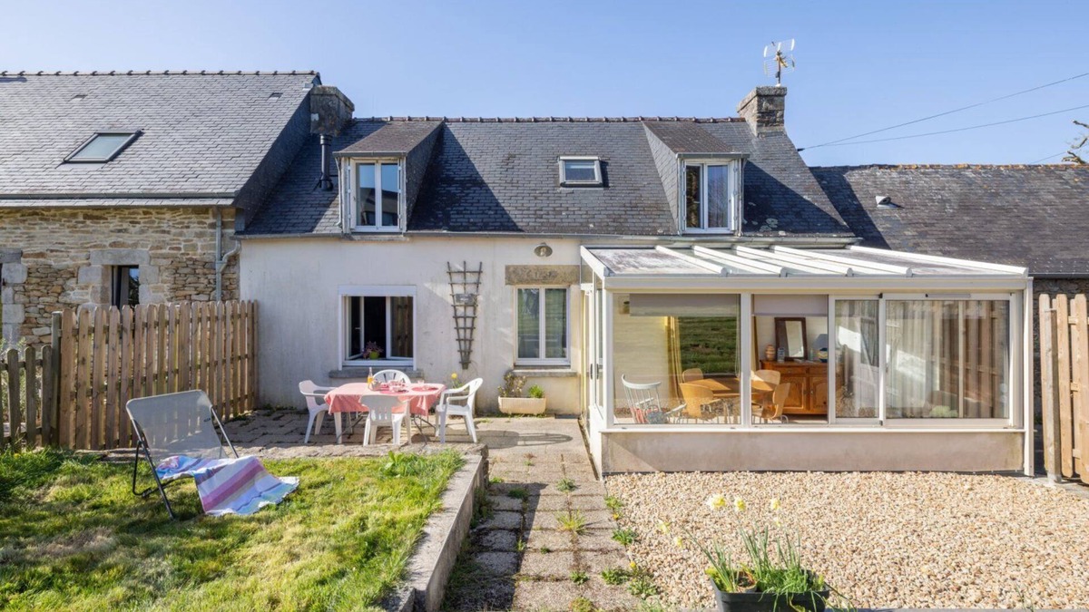 Ergue-Gaberic House | Holiday Home 'Le Jardin De Léonie' with Private Terrace, Private Garden and Wi-Fi
