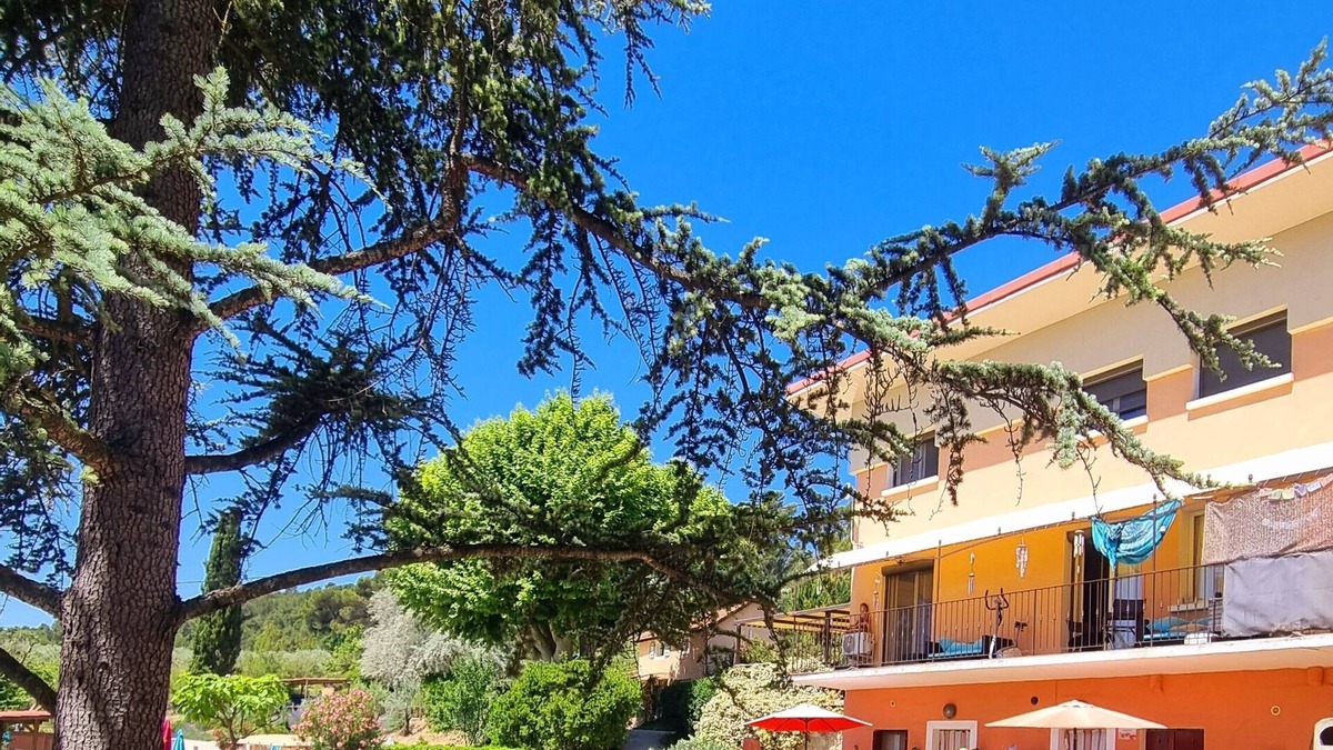 Villelaure House | Holiday Home 'Le Laurier Rose' with Mountain View, Shared Pool and Wi-Fi