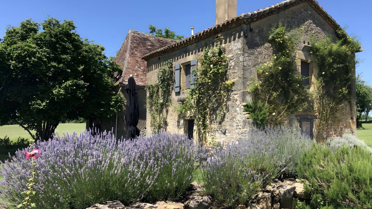 Sainte Croix de Beaumont House | Holiday Home 'Le Mazet' with Private Terrace, Private Garden and Wi-Fi