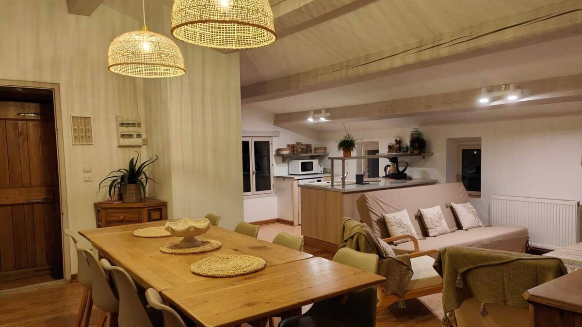 Saumane House | Holiday Home 'Le Mas De La Rode' with Mountain View, Shared Terrace and Wi-Fi