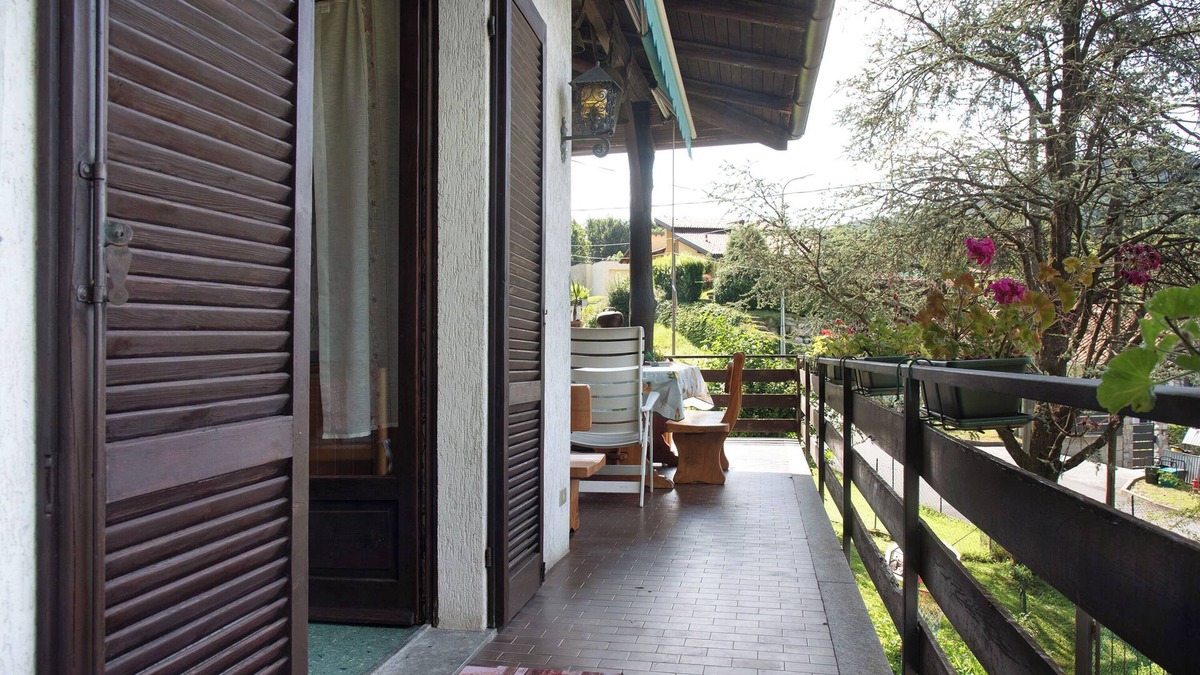 Cunardo House | Holiday Home 'Le Ore Liete Cunardo' with Private Garden, Balcony and Wi-Fi