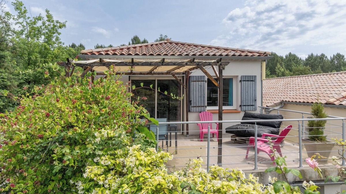 Payzac House | Holiday Home 'Le Pequelet' with Shared Pool, Wi-Fi and Air Conditioning