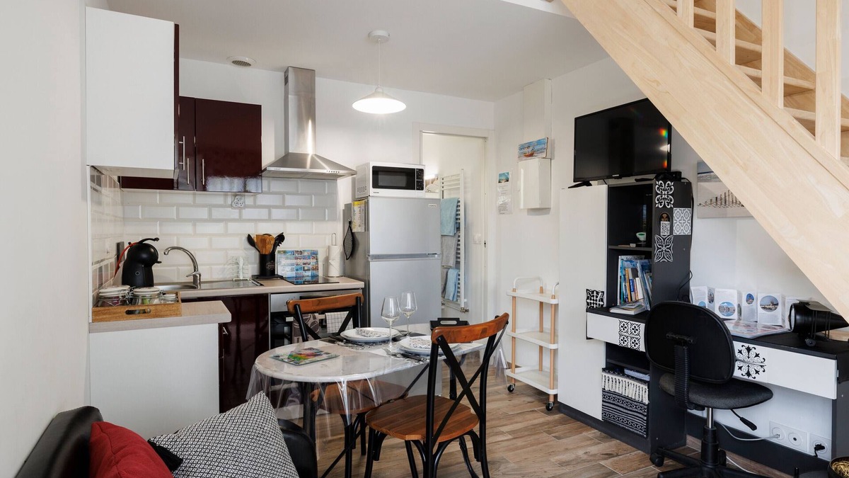 Pessac House | Holiday Home 'Le Petit Prince - Pessac, Bordeaux' with Private Terrace, Wi-Fi and Air Conditioning