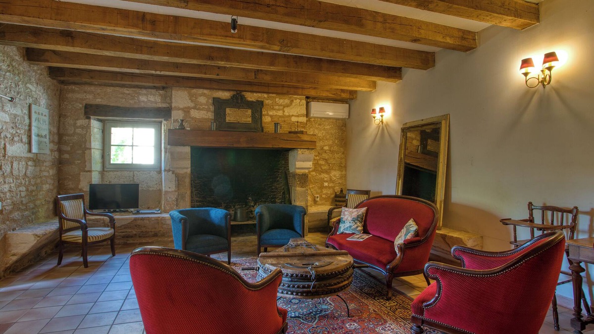 Mayac House | Holiday Home 'Le Pigeonnier' with Shared Pool, Wi-Fi and Air Conditioning