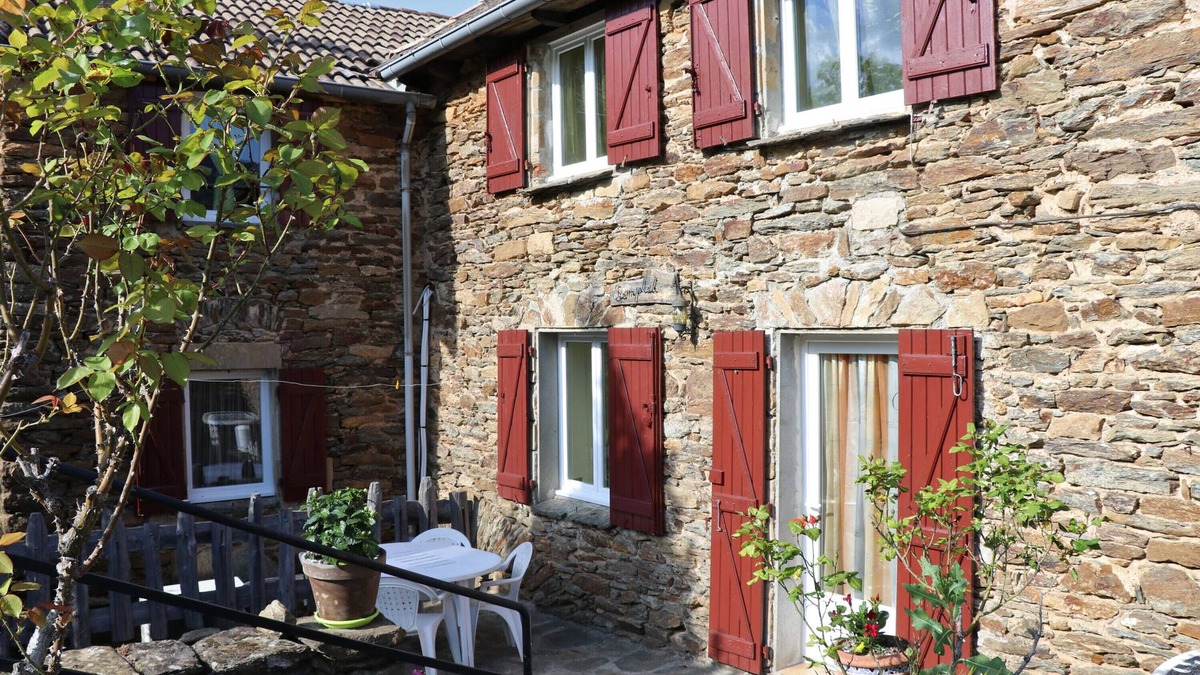 Gravieres Cottage | Holiday Home 'Le Sam-plaît' with Mountain View, Shared Pool and Air Conditioning