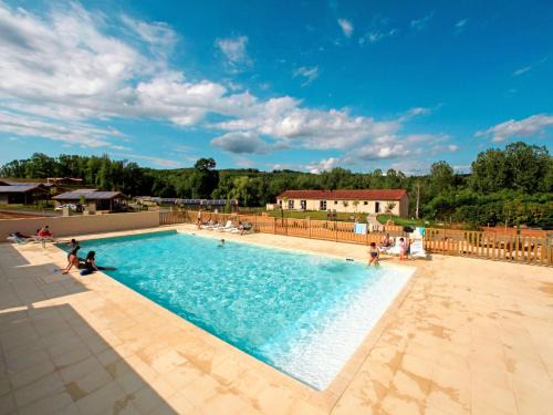 Marminiac House | Holiday Home Les Hameaux de Pomette-Chalet 6 pers- by Interhome