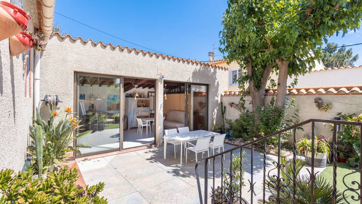 Villemolaque House | Holiday Home 'Lina' with Private Terrace, Wi-Fi and Air Conditioning