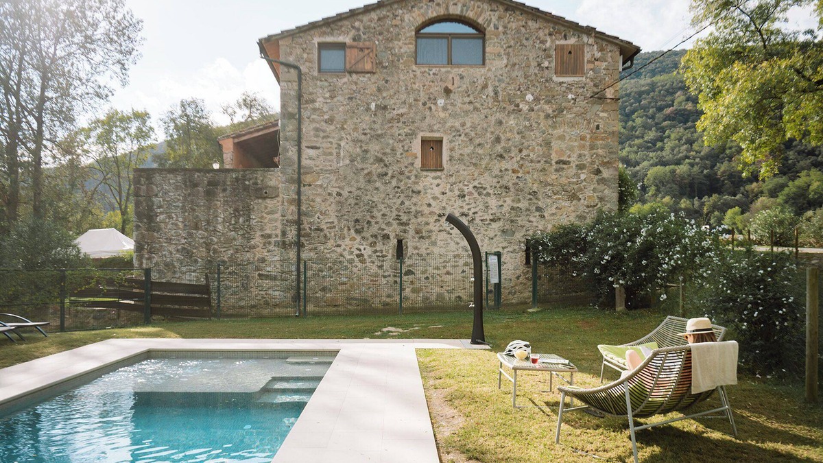 Beguda House | Holiday Home 'Lledoner' with Mountain View, Shared Pool and Wi-Fi