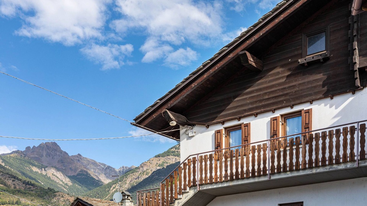 Nus House | Holiday Home 'Lo Sondzo' with Mountain View, Shared Terrace and Wi-Fi