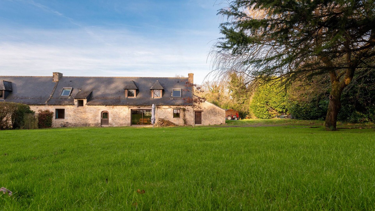 Noyal-Muzillac House | Holiday Home 'Longère 200 M2' with Private Terrace, Private Garden and Wi-Fi