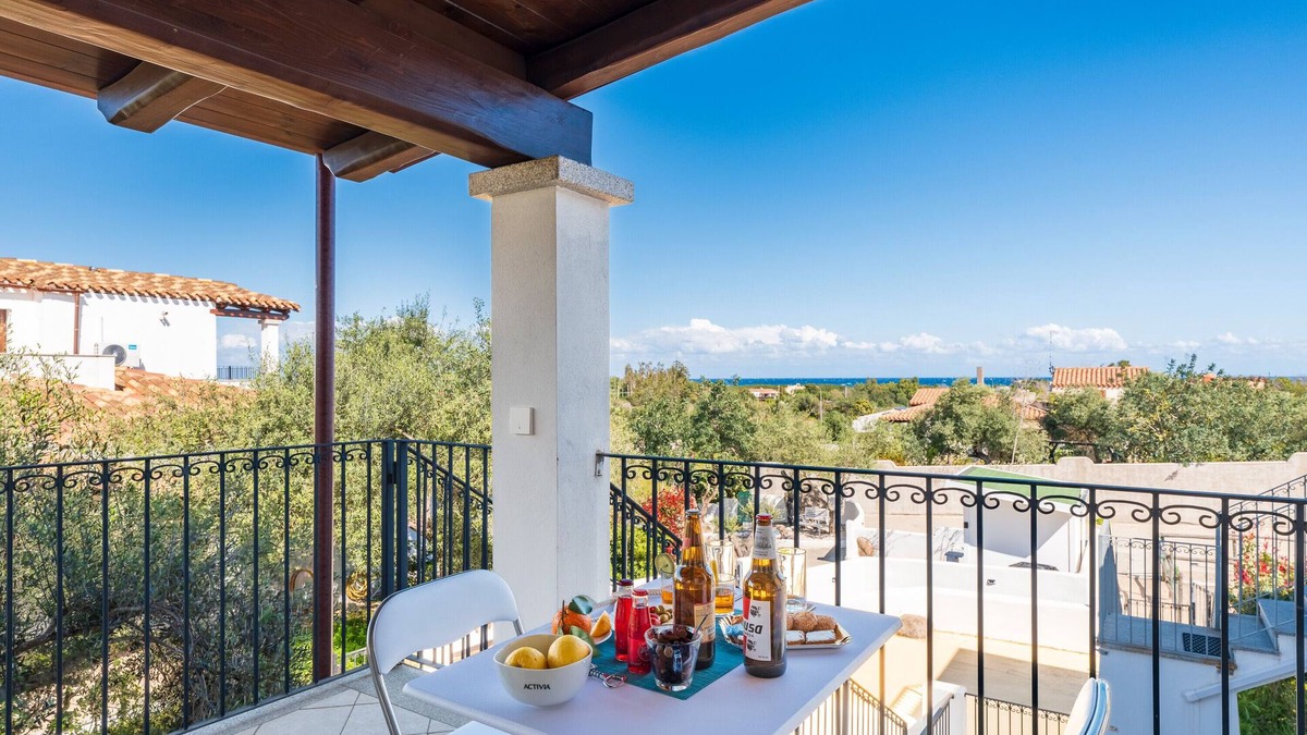 Torre di Bari House | Holiday Home 'Loredana' with Sea View, Wi-Fi and Air Conditioning