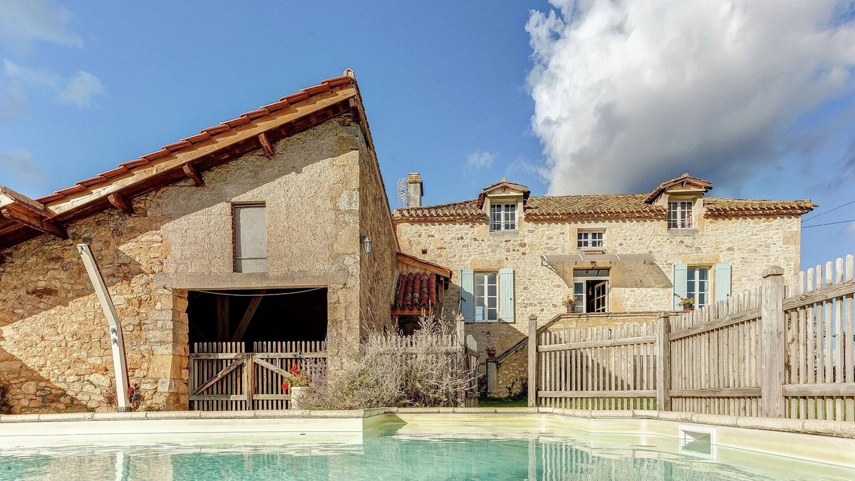 Loubejac House | Holiday Home Loubejac with Pool Views