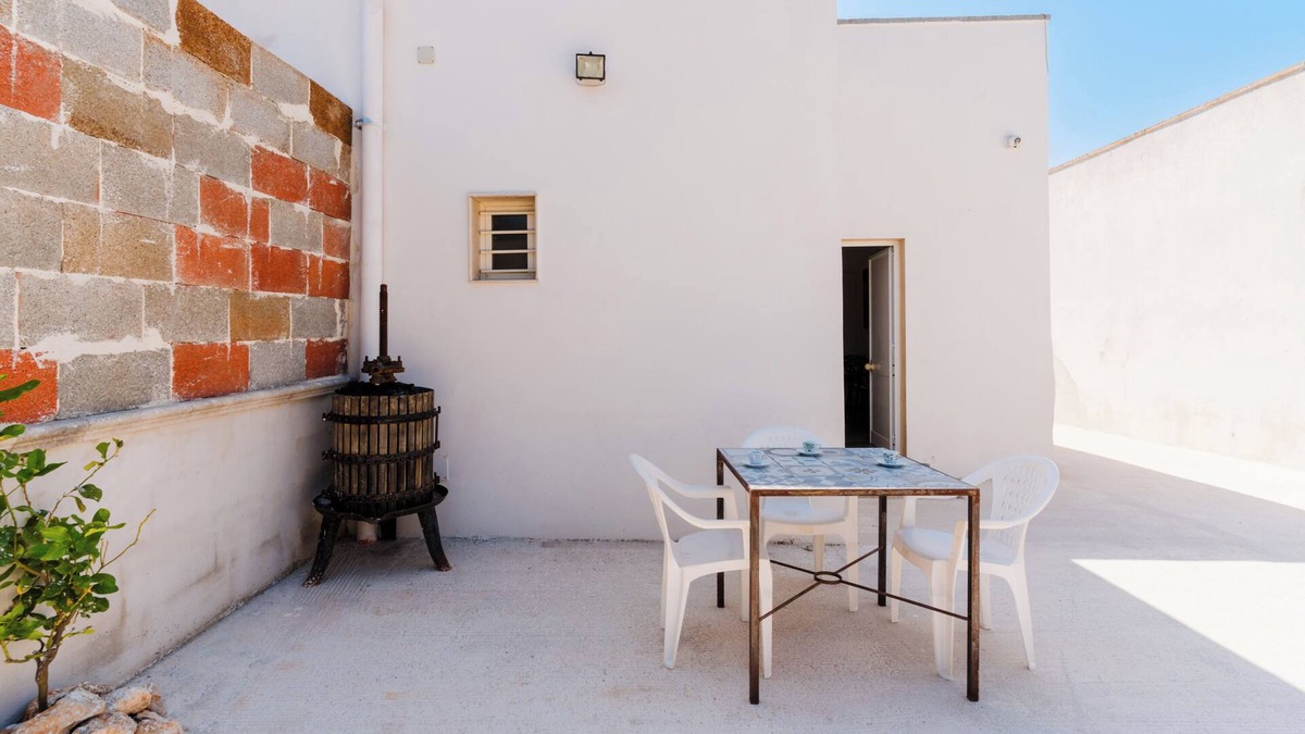 Sant'Isidoro House | Holiday Home 'Lu Ìentu' with Sea View, Shared Garden and Air Conditioning