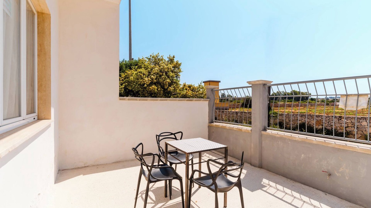 Sant'Isidoro House | Holiday Home 'Lu Sule' with Sea View, Shared Garden and Air Conditioning
