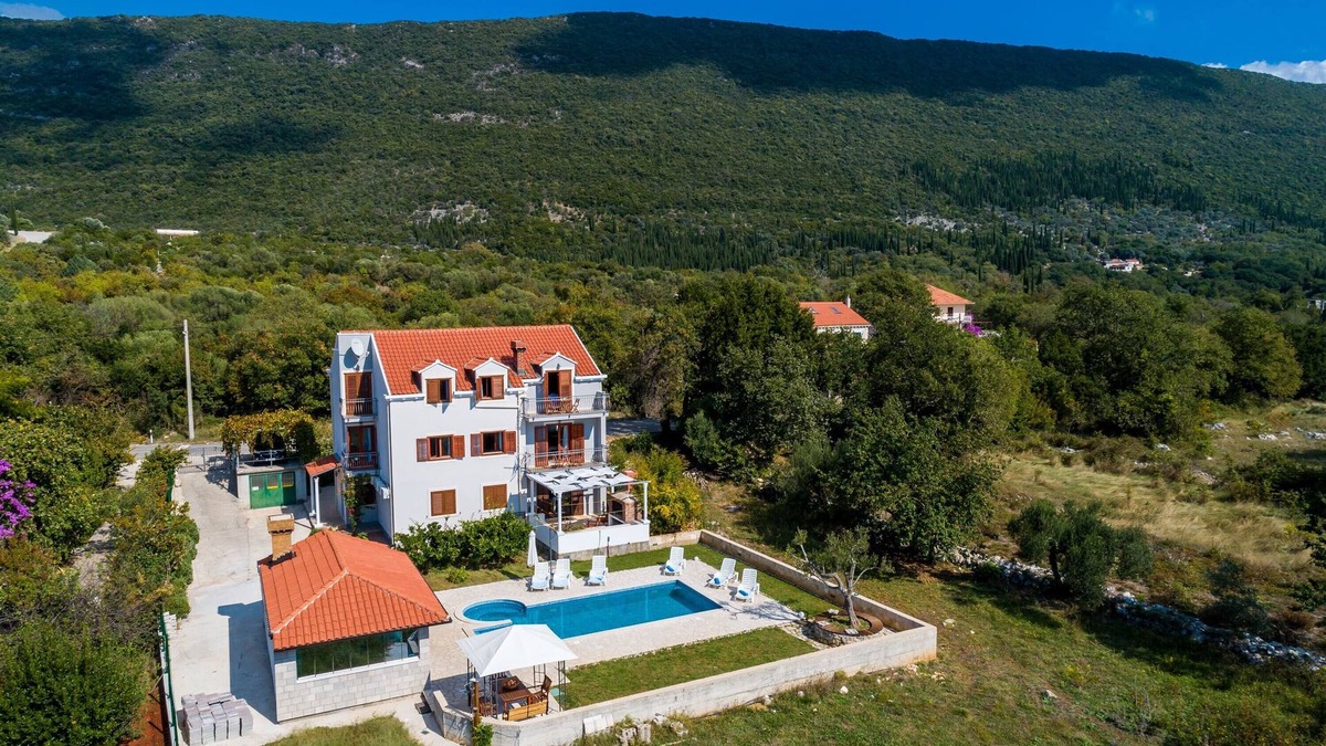 Vitaljina House | Holiday Home Luce- Six Bedroom Holiday Home with Terrace and Swimming Pool