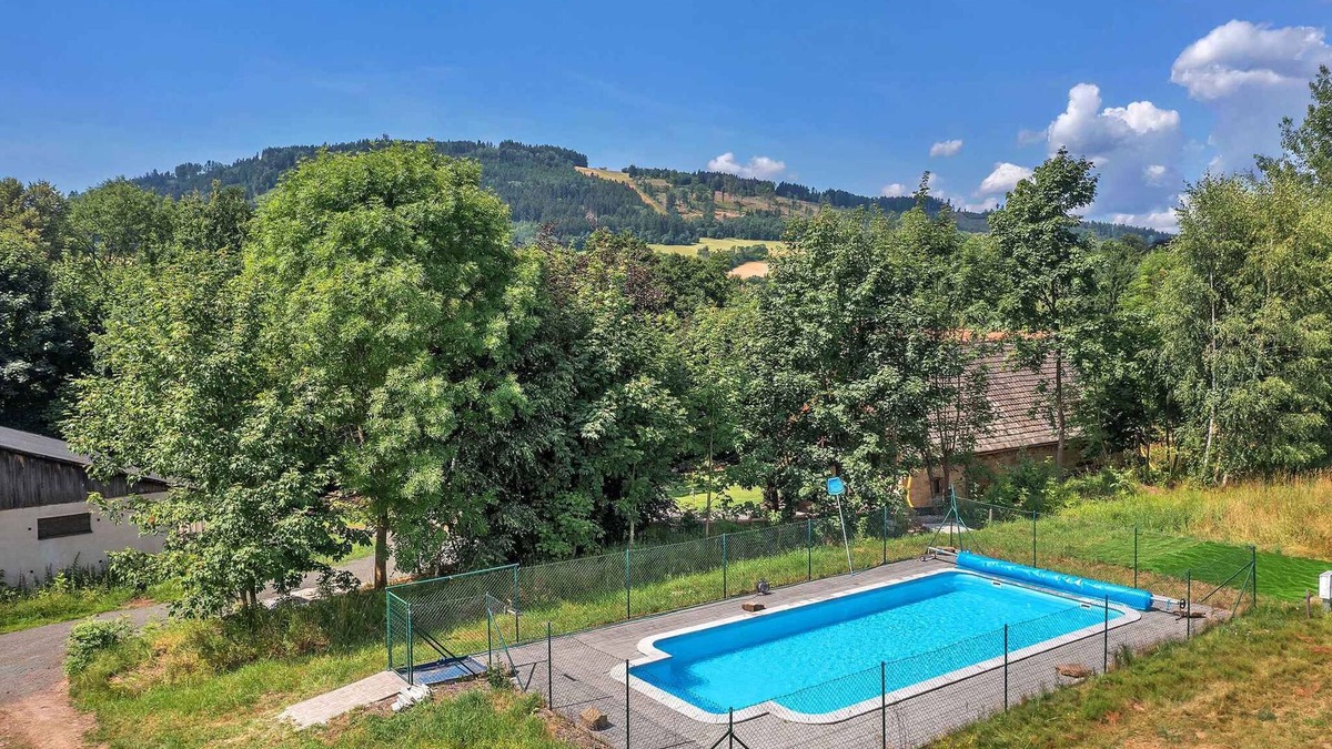 Horni Brusnice House | Holiday home Luxury farmhouse with stone barn and large pool near the zoo