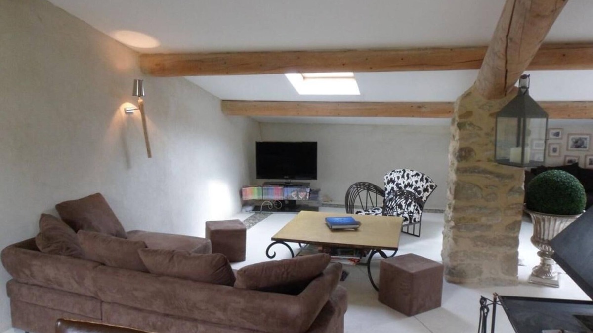Savoillan House | Holiday Home 'Luxueuse Bergerie Pied Du Ventoux' with Mountain View, Shared Terrace and Wi-Fi
