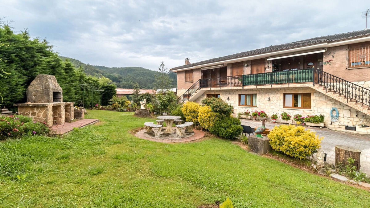 Hazas de Cesto House | Holiday Home 'Madrazo' with Mountain View, Private Pool and Wi-Fi