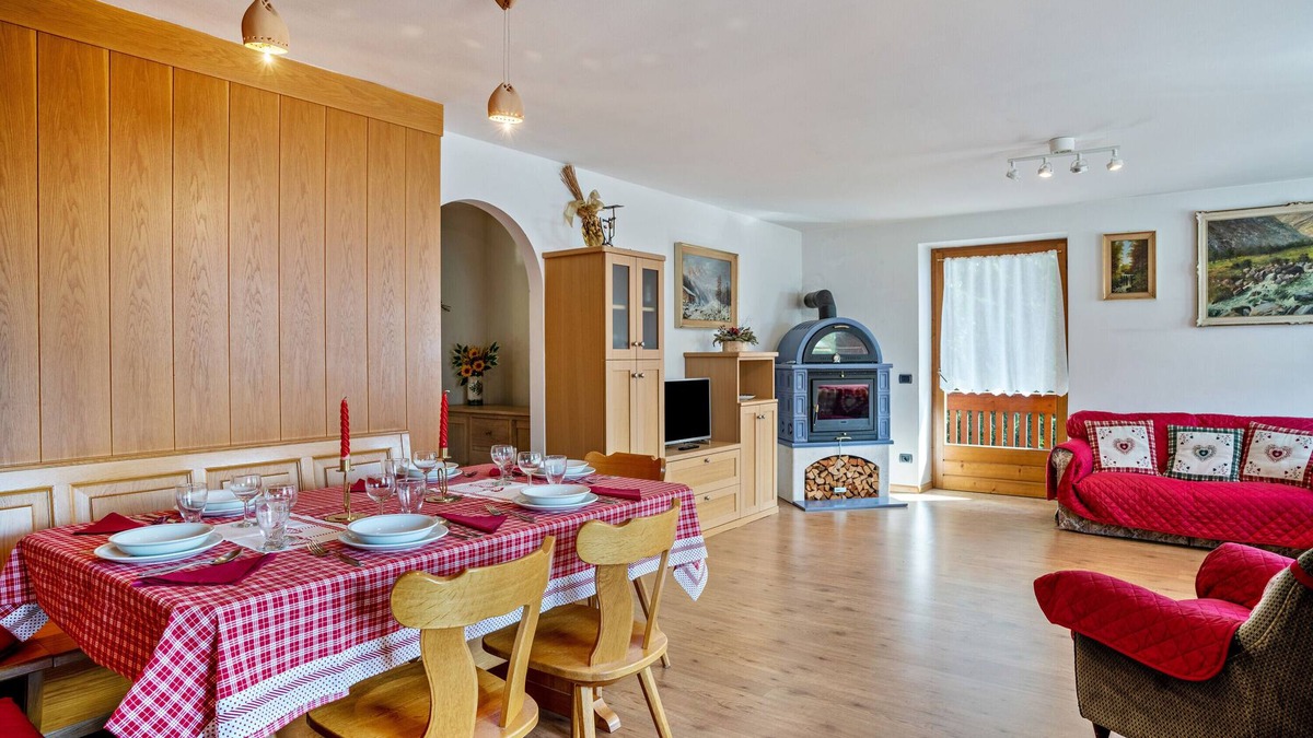 Tesero House | Holiday Home 'Magda' with Mountain View, Private Garden and Balcony