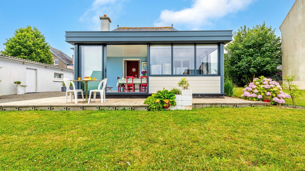 Plouider House | Holiday Home 'Maison 4 Pers 5kms De La Plage' with Private Terrace and Private Garden