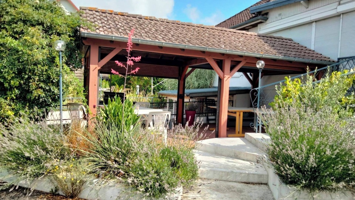 Bourges House | Holiday Home 'Maison Au 19' with Shared Terrace, Shared Garden and Wi-Fi