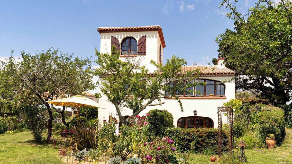 Ste Marie sur Mer House | Holiday Home 'Maison Avec Jardin Proche Mer' with Private Garden and Wi-Fi