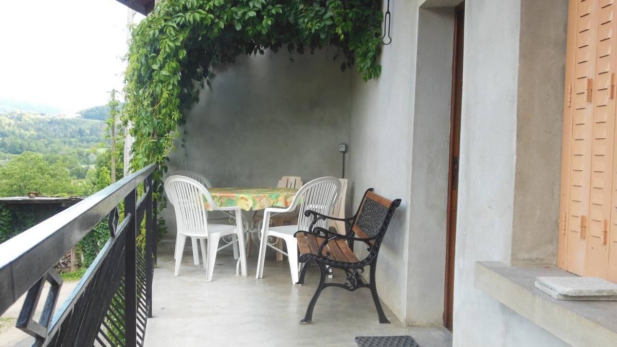 Dortan House | Holiday Home 'Maison De Campagne T3 110 M' with Mountain View, Private Terrace and Wi-Fi