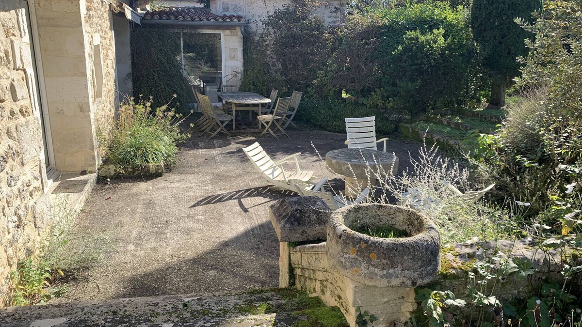 Trois-Palis House | Holiday Home 'Maison Angoulême' with Private Terrace, Private Garden and Wi-Fi